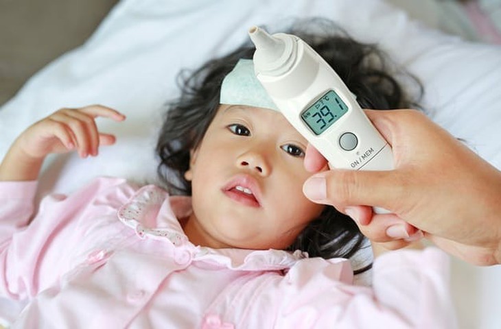 Chăm sóc trẻ bị sốt thế nào cho đúng? 